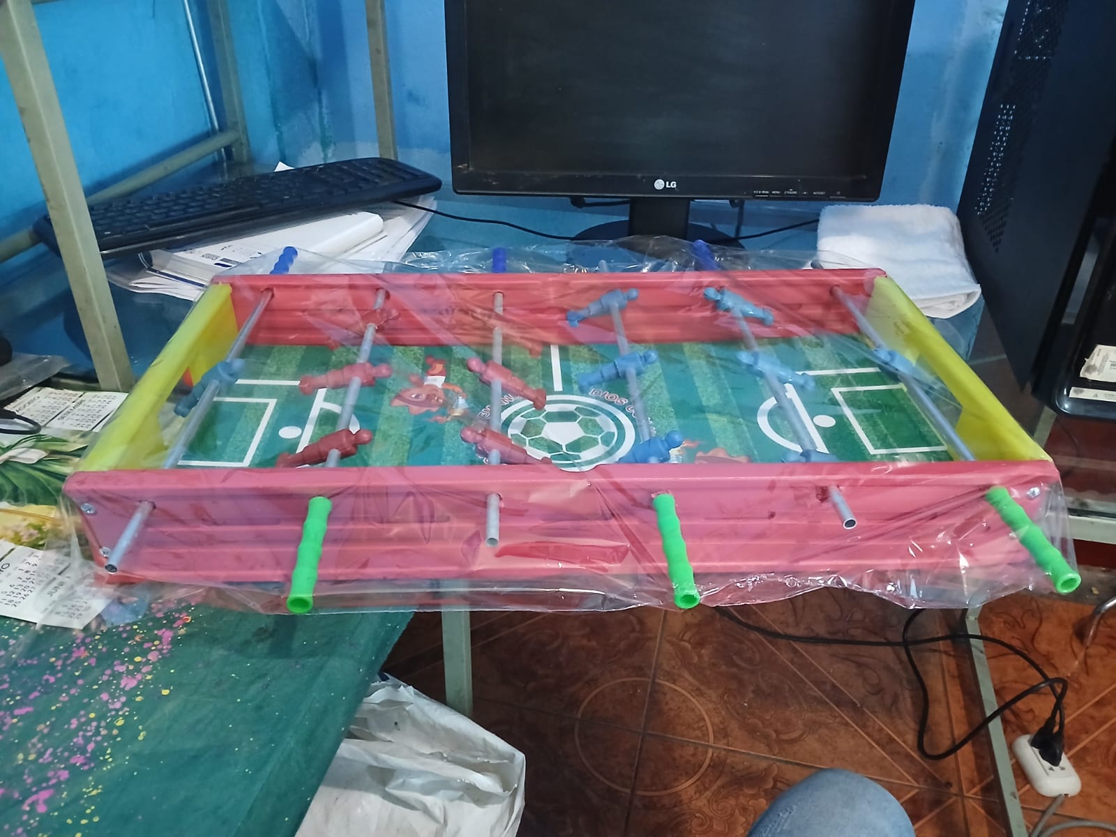 Fulbito de mesa plastico azul y amarillo